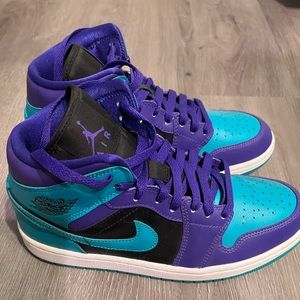 Women’s Air Jordan 1 Mid “Black-Grape”